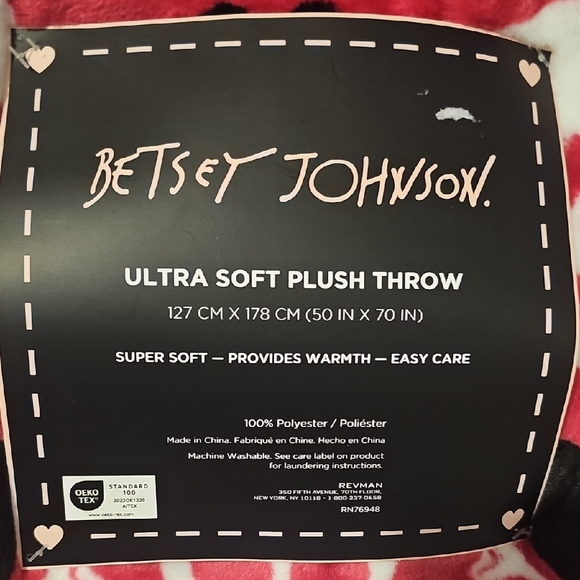 Betsey Johnson Pink and White Skull Plush 50"x70" Throw - Picture 2 of 3